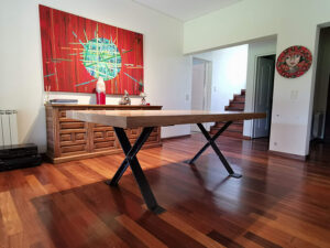 Mesa de comedor en madera maciza petiribí o paraíso con patas de hierro de diseño escandinavo industrial minimalista