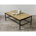 Mesa baja o ratona elevable en madera petiribí o paraíso con patas de hierro de diseño escandinavo industrial minimalista