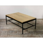Mesa baja o ratona elevable en madera petiribí o paraíso con patas de hierro de diseño escandinavo industrial minimalista