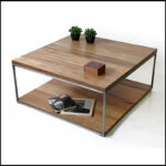 Mesa baja o ratona cuadrada en madera petiribí o paraíso con patas de hierro de diseño escandinavo industrial minimalista