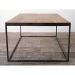 Mesa baja o ratona cuadrada en madera petiribí o paraíso con patas de hierro de diseño escandinavo industrial minimalista