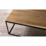 Mesa baja o ratona cuadrada en madera petiribí o paraíso con patas de hierro de diseño escandinavo industrial minimalista