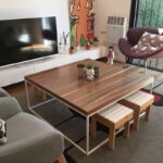 Mesa baja o ratona cuadrada en madera petiribí o paraíso con patas de hierro de diseño escandinavo industrial minimalista