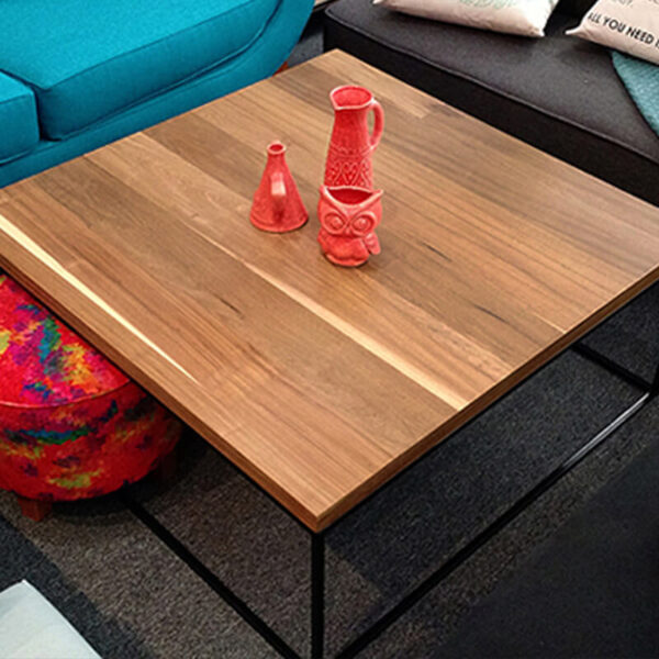 Mesa baja o ratona cuadrada en madera petiribí o paraíso con patas de hierro de diseño escandinavo industrial minimalista