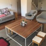 Mesa baja o ratona cuadrada en madera petiribí o paraíso con patas de hierro de diseño escandinavo industrial minimalista