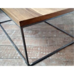 Mesa baja o ratona cuadrada en madera petiribí o paraíso con patas de hierro de diseño escandinavo industrial minimalista