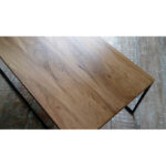 Mesa baja o ratona rectangular en madera petiribí o paraíso con patas de hierro de diseño escandinavo industrial minimalista