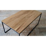 Mesa baja o ratona rectangular en madera petiribí o paraíso con patas de hierro de diseño escandinavo industrial minimalista