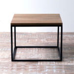 Mesa baja o ratona cuadrada en madera petiribí o paraíso con patas de hierro de diseño escandinavo industrial minimalista