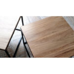 Mesa baja o ratona cuadrada en madera petiribí o paraíso con patas de hierro de diseño escandinavo industrial minimalista