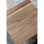 Mesa baja o ratona cuadrada en madera petiribí o paraíso con patas de hierro de diseño escandinavo industrial minimalista