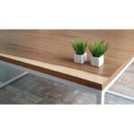 Mesa baja o ratona rectangular en madera petiribí o paraíso con patas de hierro de diseño escandinavo industrial minimalista