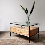 Mesa baja o ratona rectangular en madera petiribí o paraíso con patas de hierro de diseño escandinavo industrial minimalista