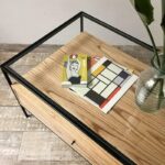 Mesa baja o ratona rectangular en madera petiribí o paraíso con patas de hierro de diseño escandinavo industrial minimalista