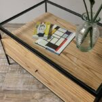 Mesa baja o ratona rectangular en madera petiribí o paraíso con patas de hierro de diseño escandinavo industrial minimalista