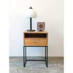 mesa de luz en madera petiribí o paraíso y hierro de diseño escandinavo minimalista