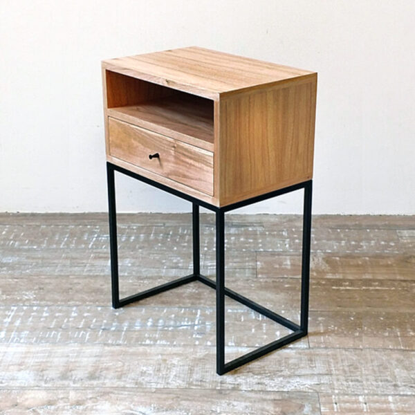 mesa de luz en madera petiribí o paraíso y hierro de diseño escandinavo minimalista