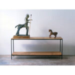 Consola o aparador en madera paraíso o petiribí y hierro diseño minimalista.