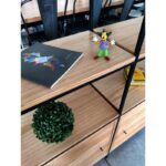 Mesa de trabajo escritorio coworking en madera petiribí o paraíso con patas de hierro de diseño industrial minimalista