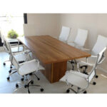 Mesa de trabajo escritorio coworking en madera petiribí o paraíso con patas de hierro de diseño industrial minimalista