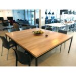 Mesa de trabajo escritorio coworking en madera petiribí o paraíso con patas de hierro de diseño industrial minimalista