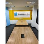 Mesa de trabajo escritorio coworking en madera petiribí o paraíso con patas de hierro de diseño industrial minimalista