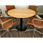 Mesa de trabajo escritorio coworking en madera petiribí o paraíso con patas de hierro de diseño industrial minimalista