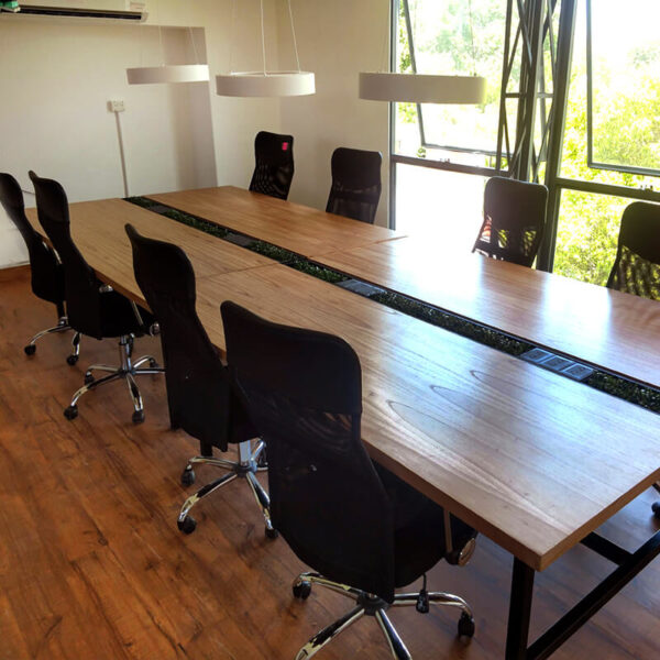 Mesa de trabajo escritorio coworking en madera petiribí o paraíso con patas de hierro de diseño industrial minimalista