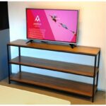 Consola o aparador en madera paraíso o petiribí y hierro diseño minimalista.