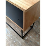 Consola o aparador en madera paraíso o petiribí y hierro diseño minimalista.