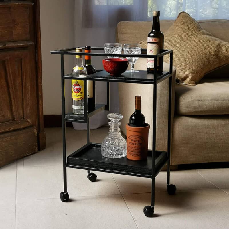 Carro bar negro con ruedas, ideal para bebidas y copas en casa.