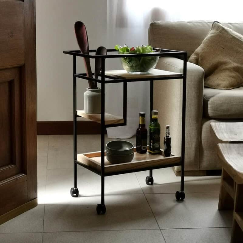 Carro bar con utensilios y bebidas en ambiente de hogar.