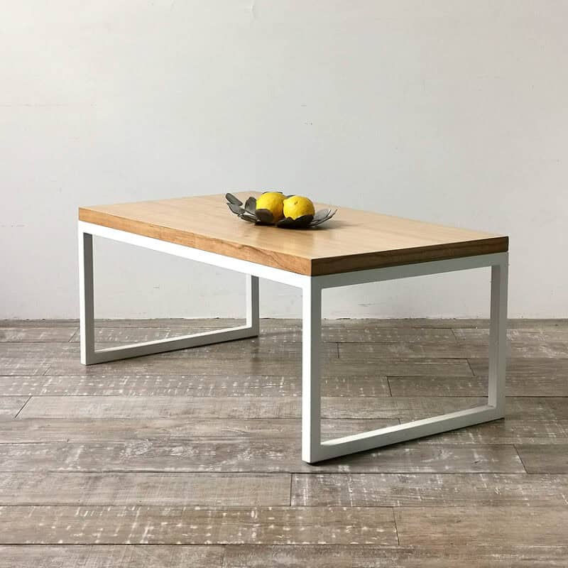 Mesa moderna de madera y metal en Tienda Quadrat.