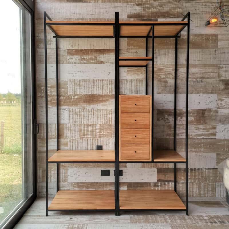 Estantería de diseño minimalista con madera y estructura metálica negra.