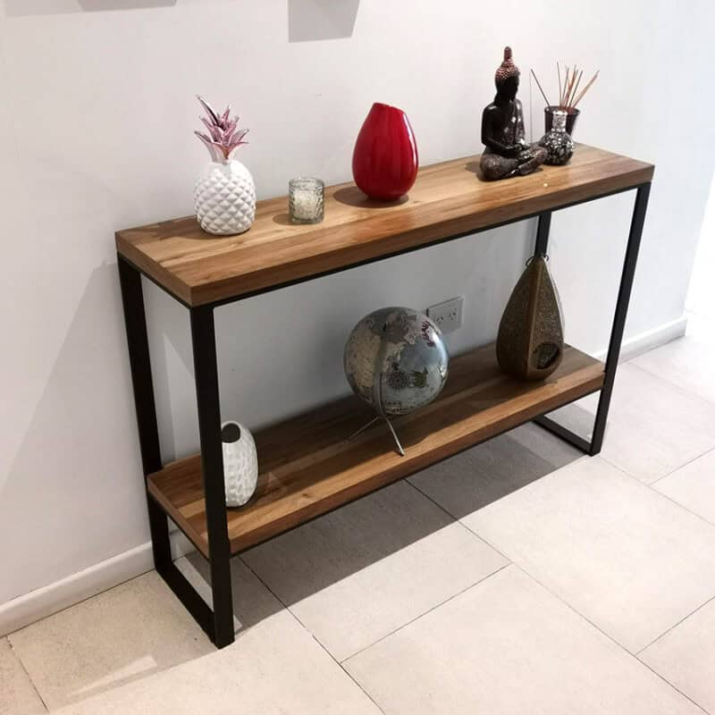 Consola moderna con estantes de madera y estructura metálica negra.