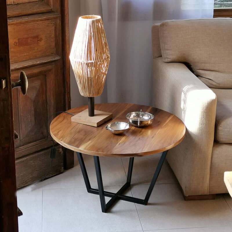 Mesa de centro de madera con base metálica negra en sala de estar.