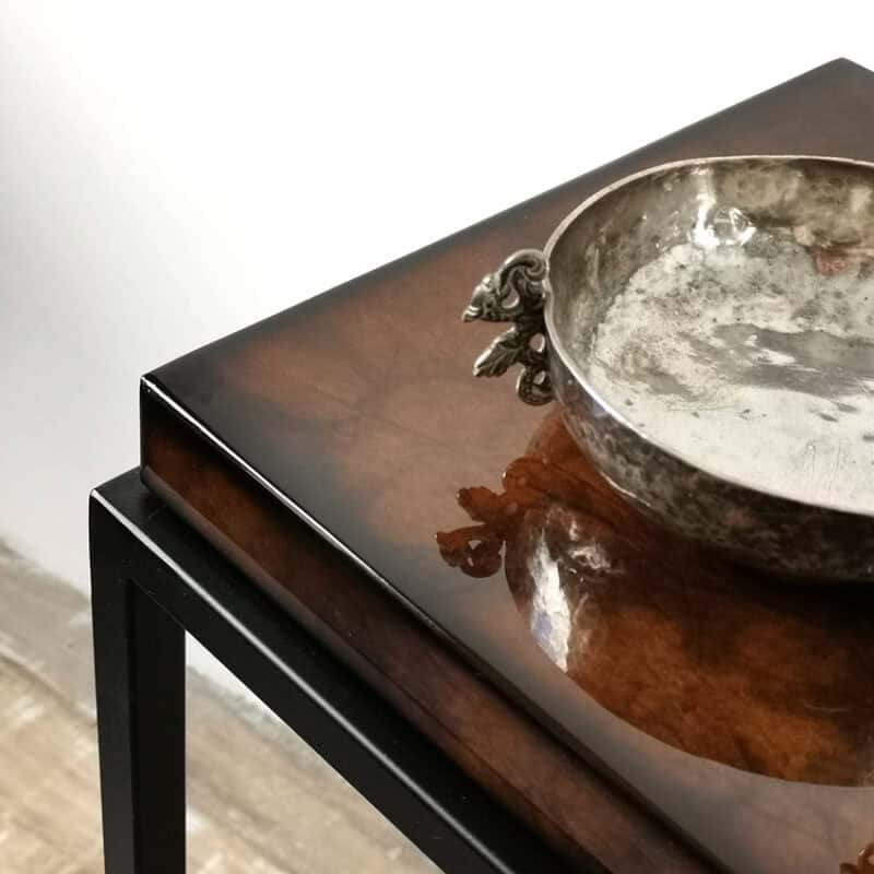 Consola Qú Resina en madera oscura con bandeja de metal envejecido.