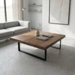 Mesa ratona cuadrada Patagonia de peteribí enchapado y laqueado con base de hierro negro, en un living con sillón gris y piso de cemento