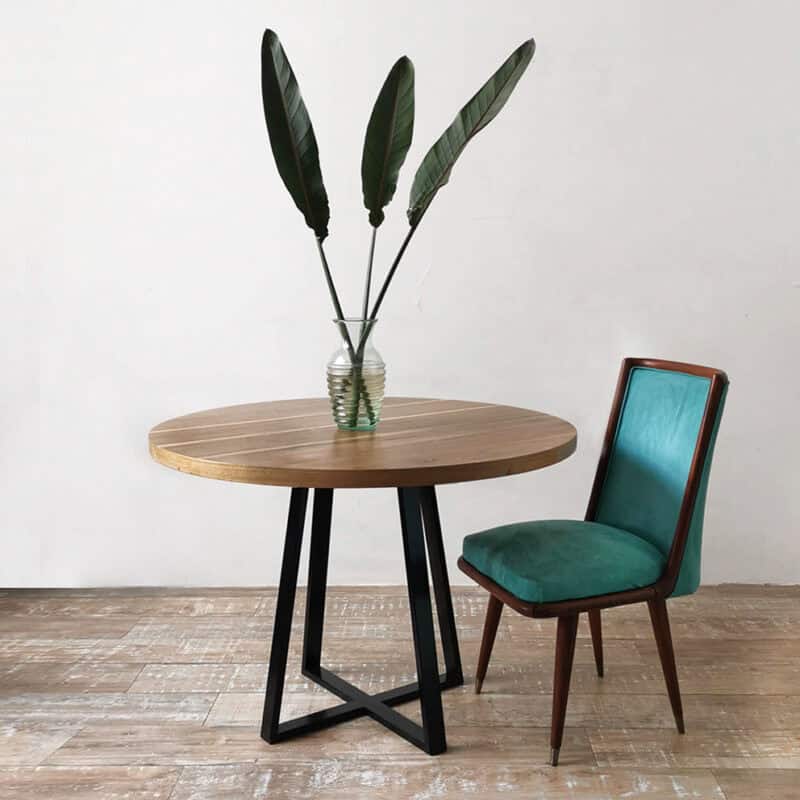 Mesa de comedor Oslo con silla y planta decorativa en ambiente minimalista.