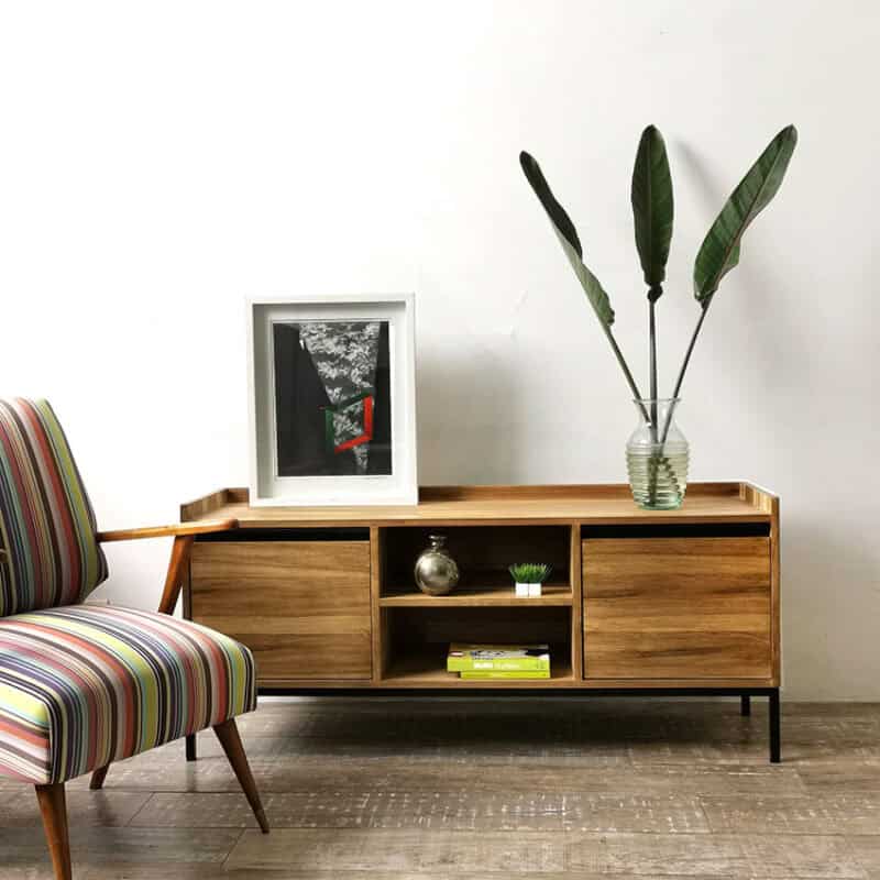 Aparador Toledo de madera moderna con detalles elegantes y funcionales.