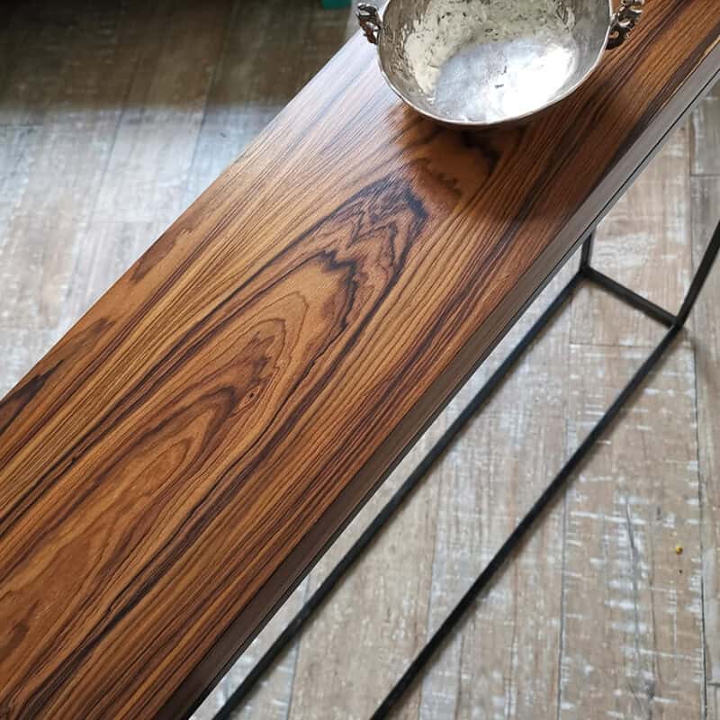 Consola minimalista de madera Tigris con estructura metálica negra.