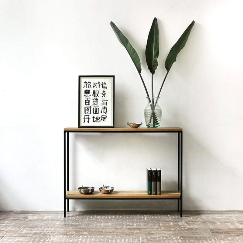 Consola minimalista con plantas y decoración en estilo escandinavo.