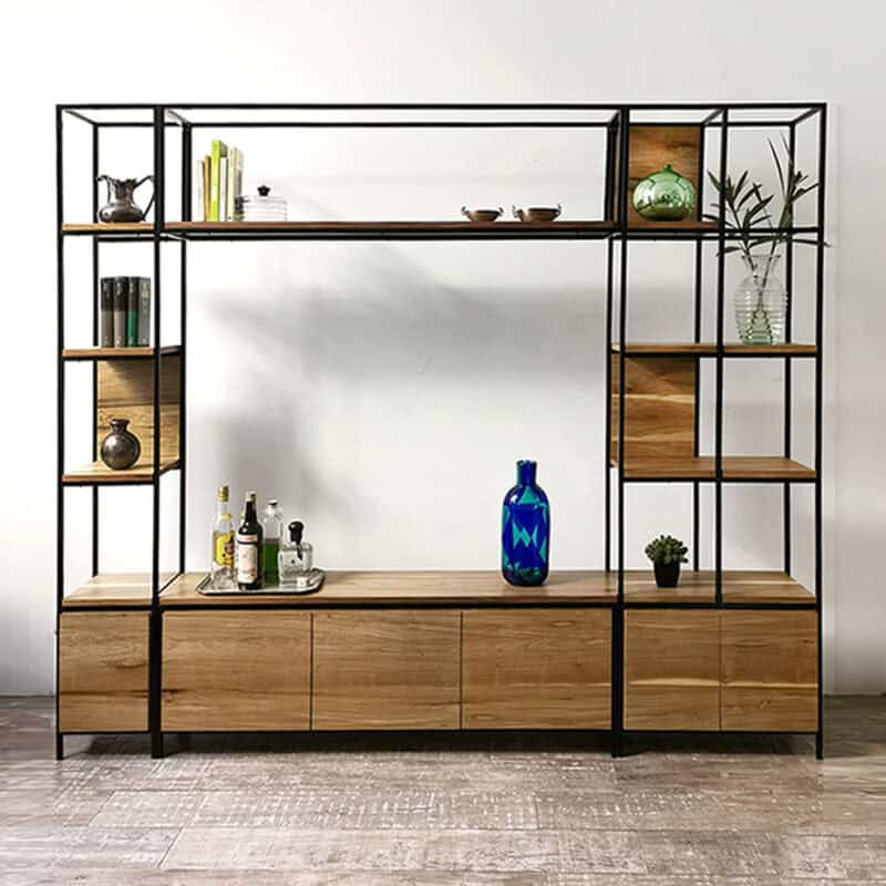 Aparador Cubic Peteribí con estantes y puertas de madera y estructura metálica negra.