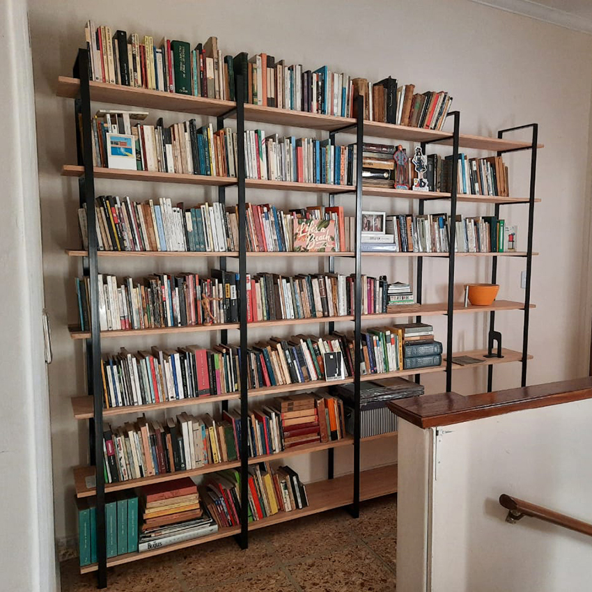 Librería de pared de hierro y madera