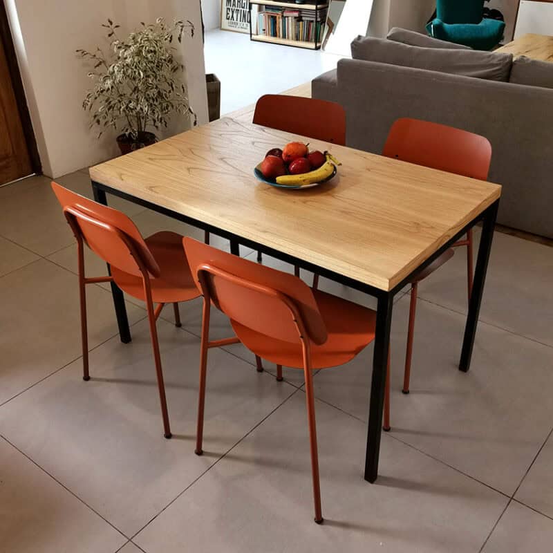 Mesa de comedor moderna con 4 sillas en estilo minimalista.