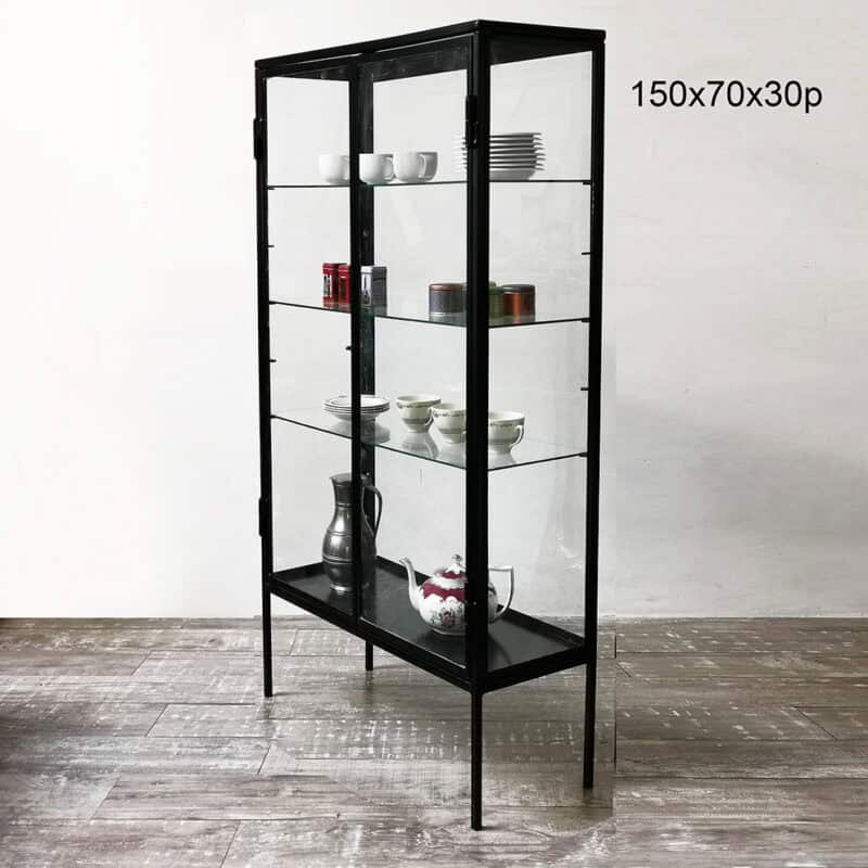 Vitrina de hierro y vidrio para exhibir vajilla y objetos decorativos.