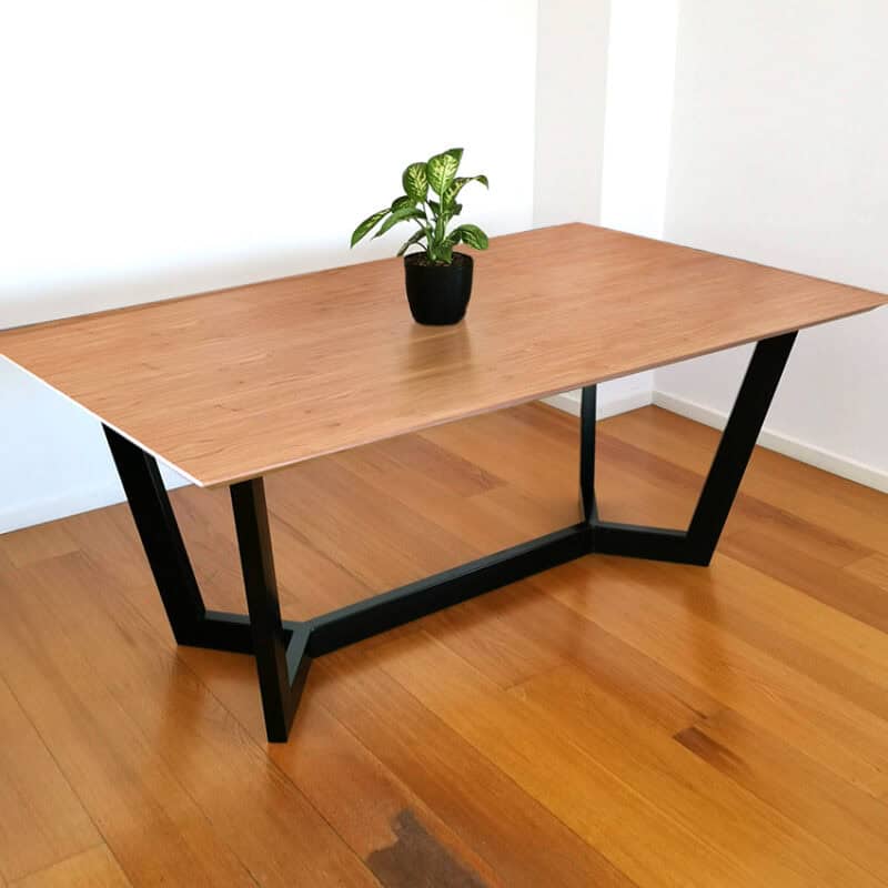 Mesa moderna Alaska 180 con estructura negra y superficie de madera clara.