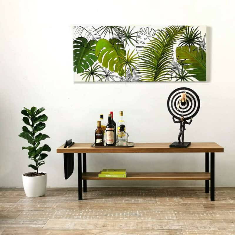 Banco de madera con plantas y decoración artística moderna.