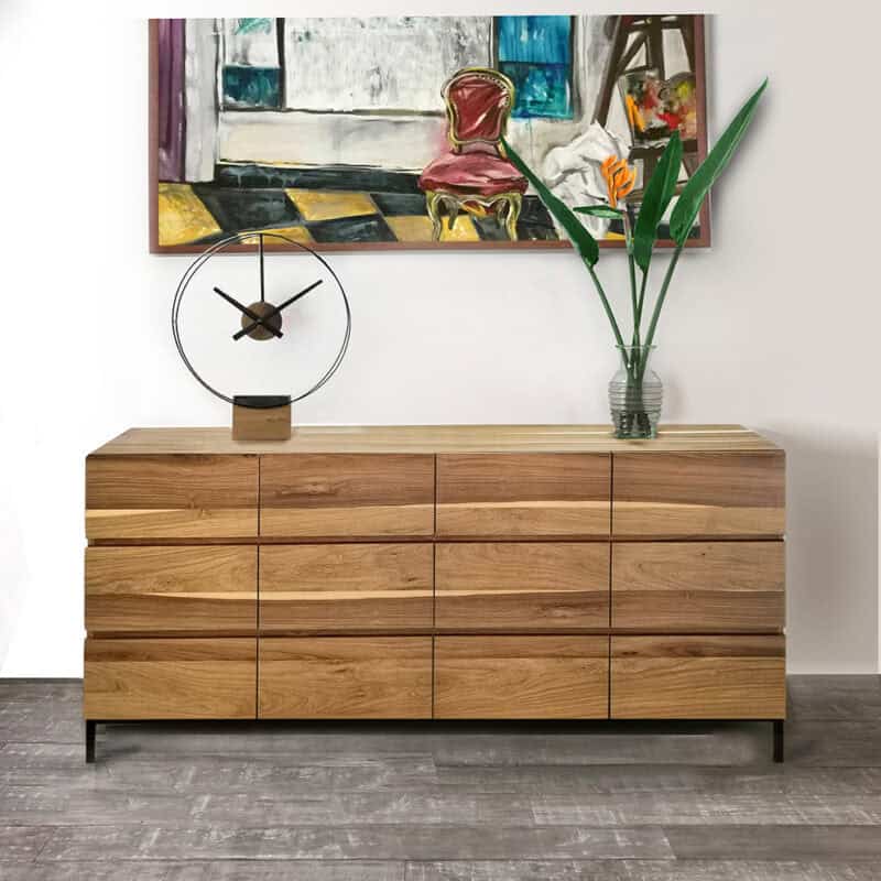 Cómoda moderna de madera natural con 9 cajones y patas negras.