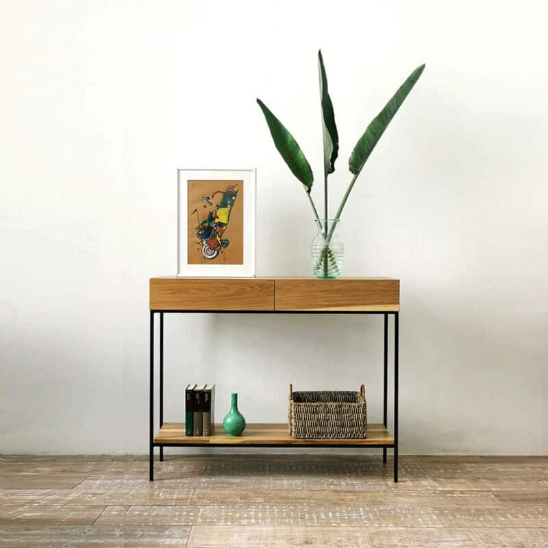 Consola minimalista con estructura de metal y estantes de madera natural.